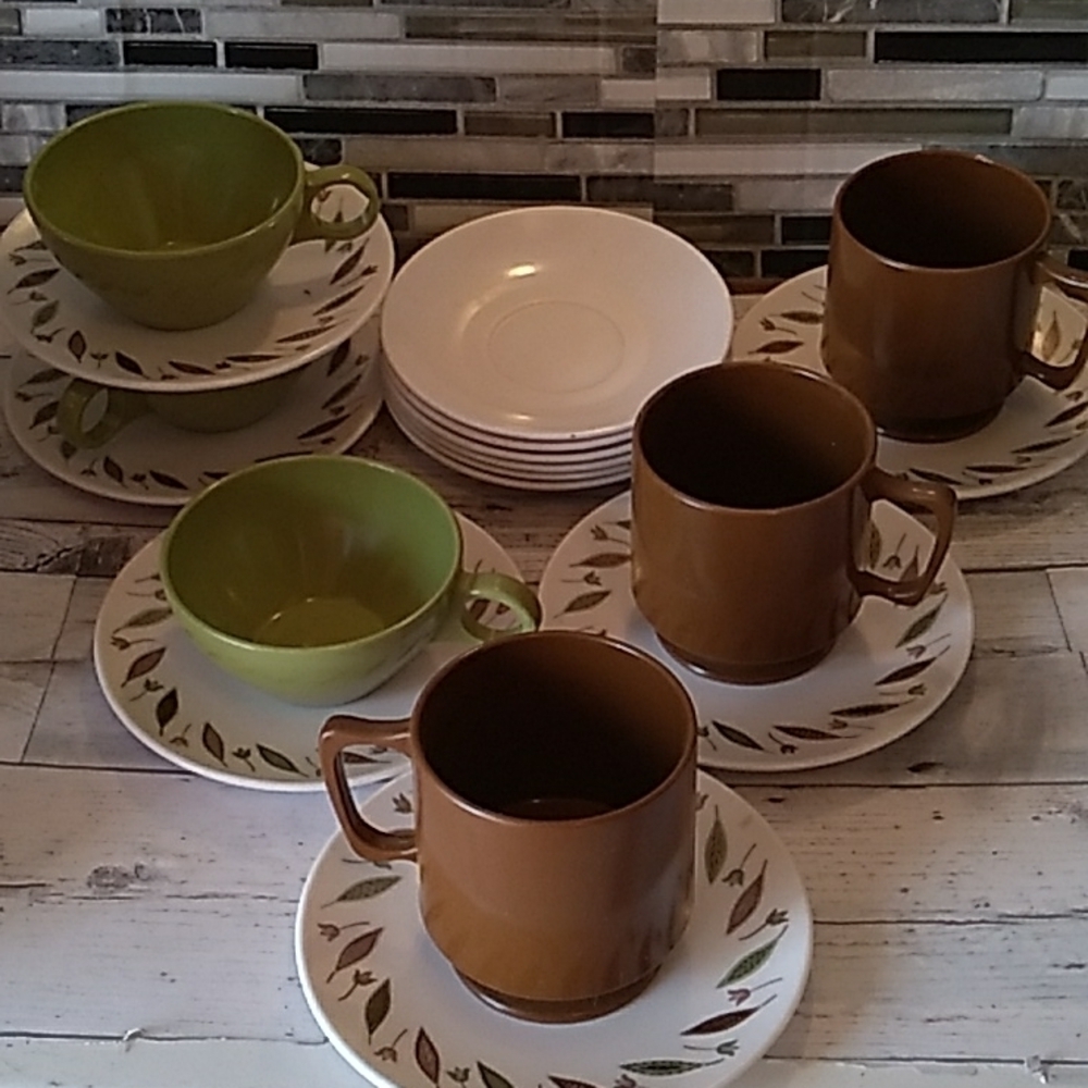 18 pc vintage 1970s Melmac cups saucers